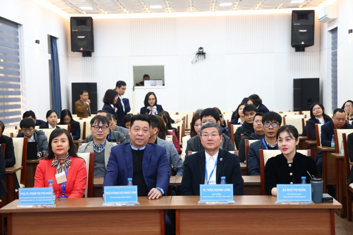Các đại biểu tham dự buổi lễ 