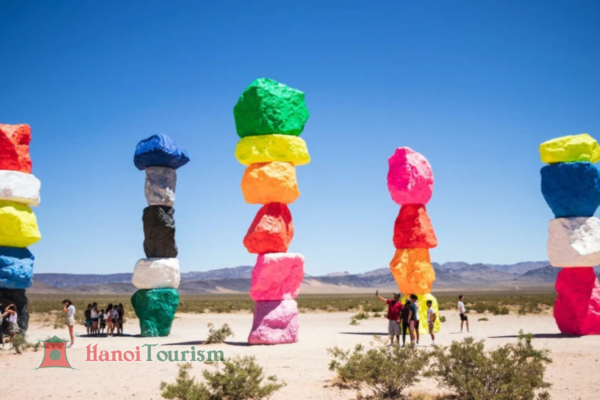 Công viên đá bảy màu (Seven Magic Mountains) - Hoa Kỳ